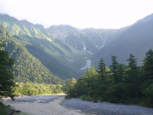 初日。上高地から望む岳沢。本日の予定はここから涸沢まで。